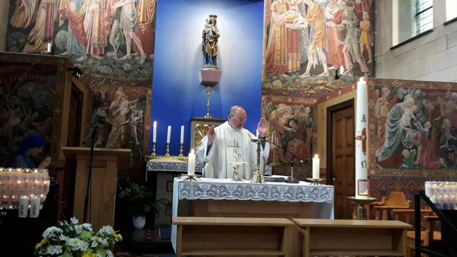 eucharistie-kleine-kapel-priester-anton-overmars-olv-ter-nood-heiloo