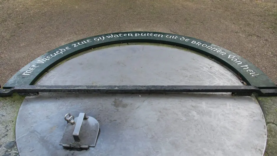 Runxput bovenaanzicht - Met vreugde zult gij water putten uit de bronnen van heil Genadekapel Onze Lieve Vrouw ter Nood
